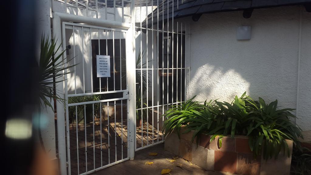 Rosebank Lodge&Backpacker Johannesburg Bagian luar foto